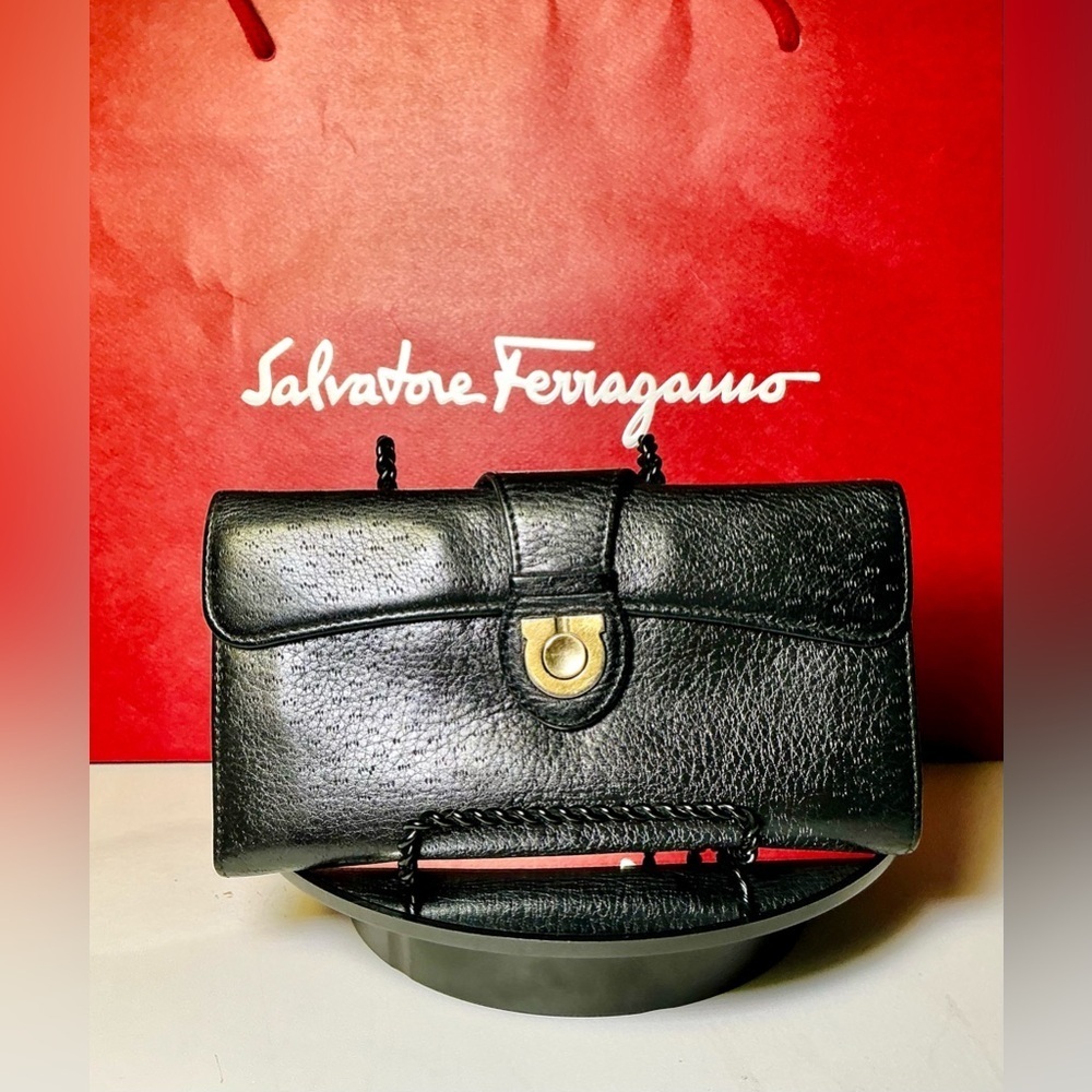 Salvatore Ferragamo Vintage Wallet – Iconic Gancini Design - Picture 1 of 14